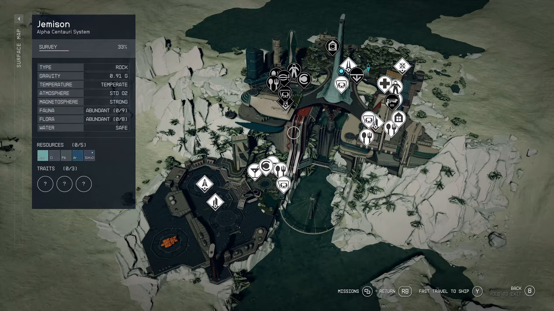 Görsel, yeşil alanlar, yapılar ve yolları içeren karmaşık bir haritayı temsil ediyor. Harita üzerinde, oyun içindeki belirli yerleri veya özellikleri işaret eden çeşitli simgeler bulunuyor. Bu simgeler beyaz zemin üzerine siyah işaretlerle ve her biri farklı ikonlara sahip. 